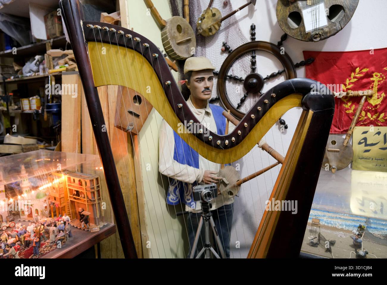 Fait partie de l'exposition du musée 'Toratheya' Semsemeya de Mohamed Ghaly à Port-Saïd, Égypte détaillant l'histoire de l'instrument Semsemeya] Banque D'Images