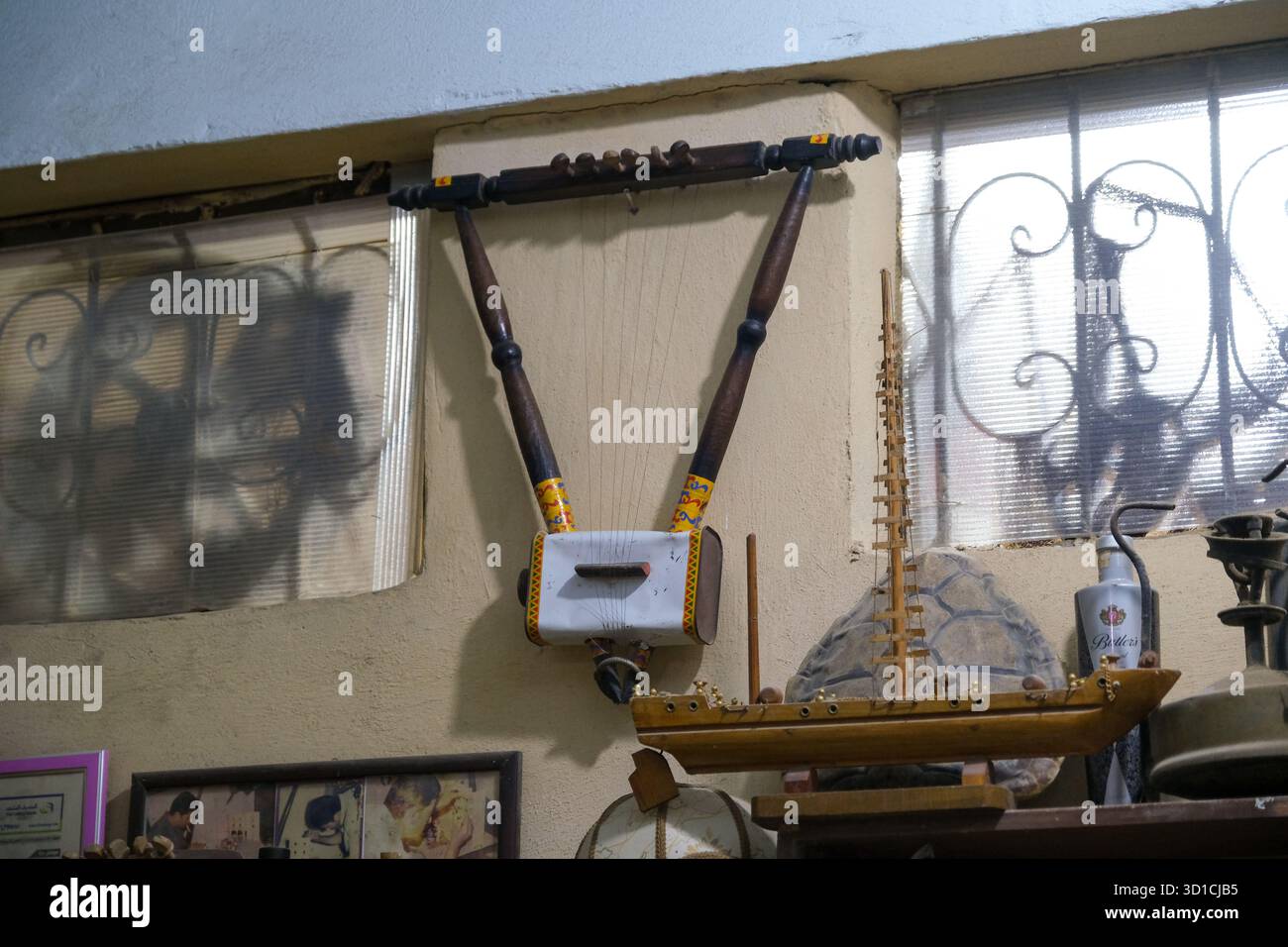 Un instrument (au centre) du sud de la mer Rouge égyptienne, fabriqué à partir d'une canette de pétrole abandonnée, Port-Saïd, Égypte Banque D'Images