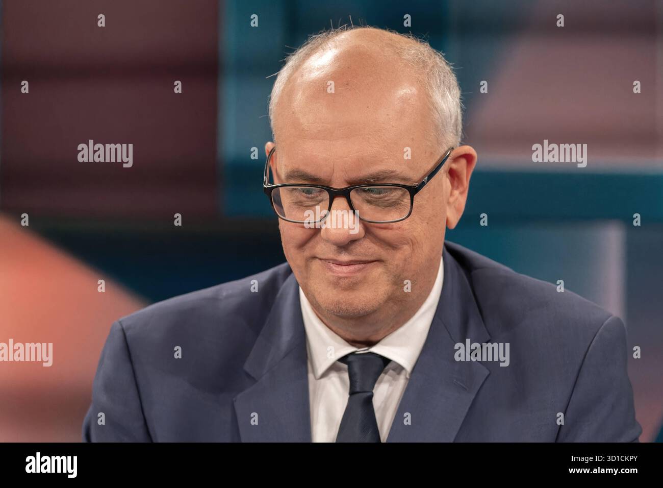 hart aber fair aus Köln am 27. Oktober 2025 Die Rente. IM Bild Andreas Bovenschulte SPD, Bürgermeister und Präsident des Senats der Freien Hansestadt Bremen. Die Rentenpläne der Bundesregierung stoßen auf den Widerstand der der Jungen Abgeordneten von CDU und CDU. Die Lasten zwischen Jung und alt seien zu Ungunsten der jüngeren Menschen ungerecht verteilt. Wie könnte diese Aufgabe gelöst werden Köln Nordrhein-Westfalen Deutschland *** foire hart aber de Cologne le 27 octobre 2025 pensions en photo Andreas Bovenschulte SPD , maire et président du Sénat de la ville hanséatique libre o Banque D'Images