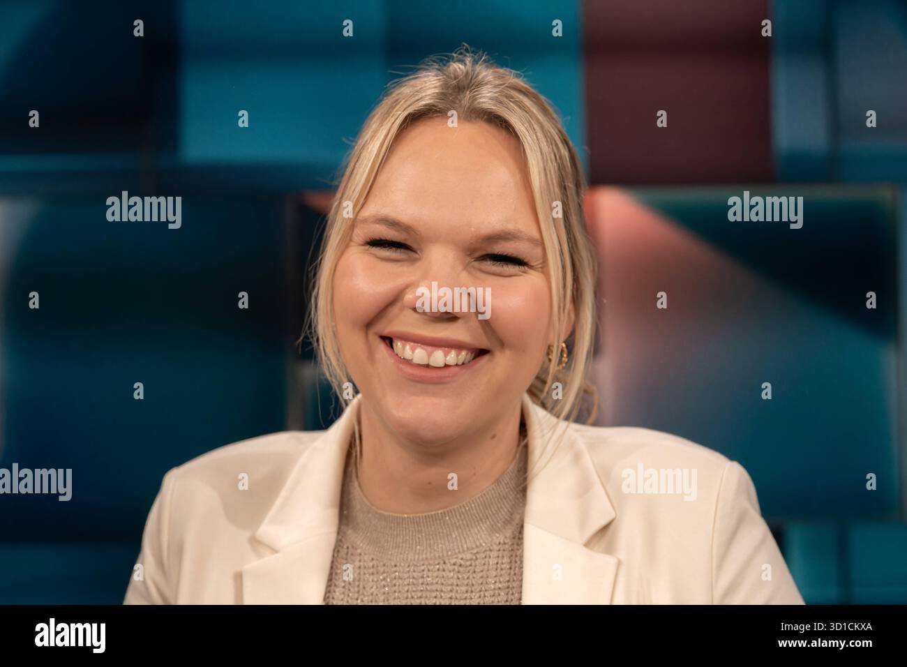 hart aber fair aus Köln am 27. Oktober 2025 Die Rente. IM Bild die Unternehmerin Clara Hunnenberg. SIE führt einen Handwerksbetrieb für Bodenbeläge. Die Rentenpläne der Bundesregierung stoßen auf den Widerstand der der Jungen Abgeordneten von CDU und CDU. Die Lasten zwischen Jung und alt seien zu Ungunsten der jüngeren Menschen ungerecht verteilt. Wie könnte diese Aufgabe gelöst werden Köln Nordrhein-Westfalen Deutschland *** foire hart aber de Cologne le 27 octobre 2025 pensions la photo montre l'entrepreneure Clara Hunnenberg elle dirige une entreprise de revêtement de sol les régimes de retraite du gouvernement allemand Banque D'Images