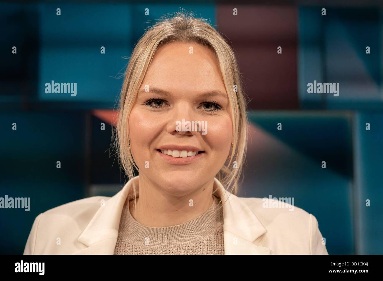 hart aber fair aus Köln am 27. Oktober 2025 Die Rente. IM Bild die Unternehmerin Clara Hunnenberg. SIE führt einen Handwerksbetrieb für Bodenbeläge. Die Rentenpläne der Bundesregierung stoßen auf den Widerstand der der Jungen Abgeordneten von CDU und CDU. Die Lasten zwischen Jung und alt seien zu Ungunsten der jüngeren Menschen ungerecht verteilt. Wie könnte diese Aufgabe gelöst werden Köln Nordrhein-Westfalen Deutschland *** foire hart aber de Cologne le 27 octobre 2025 pensions la photo montre l'entrepreneure Clara Hunnenberg elle dirige une entreprise de revêtement de sol les régimes de retraite du gouvernement allemand Banque D'Images