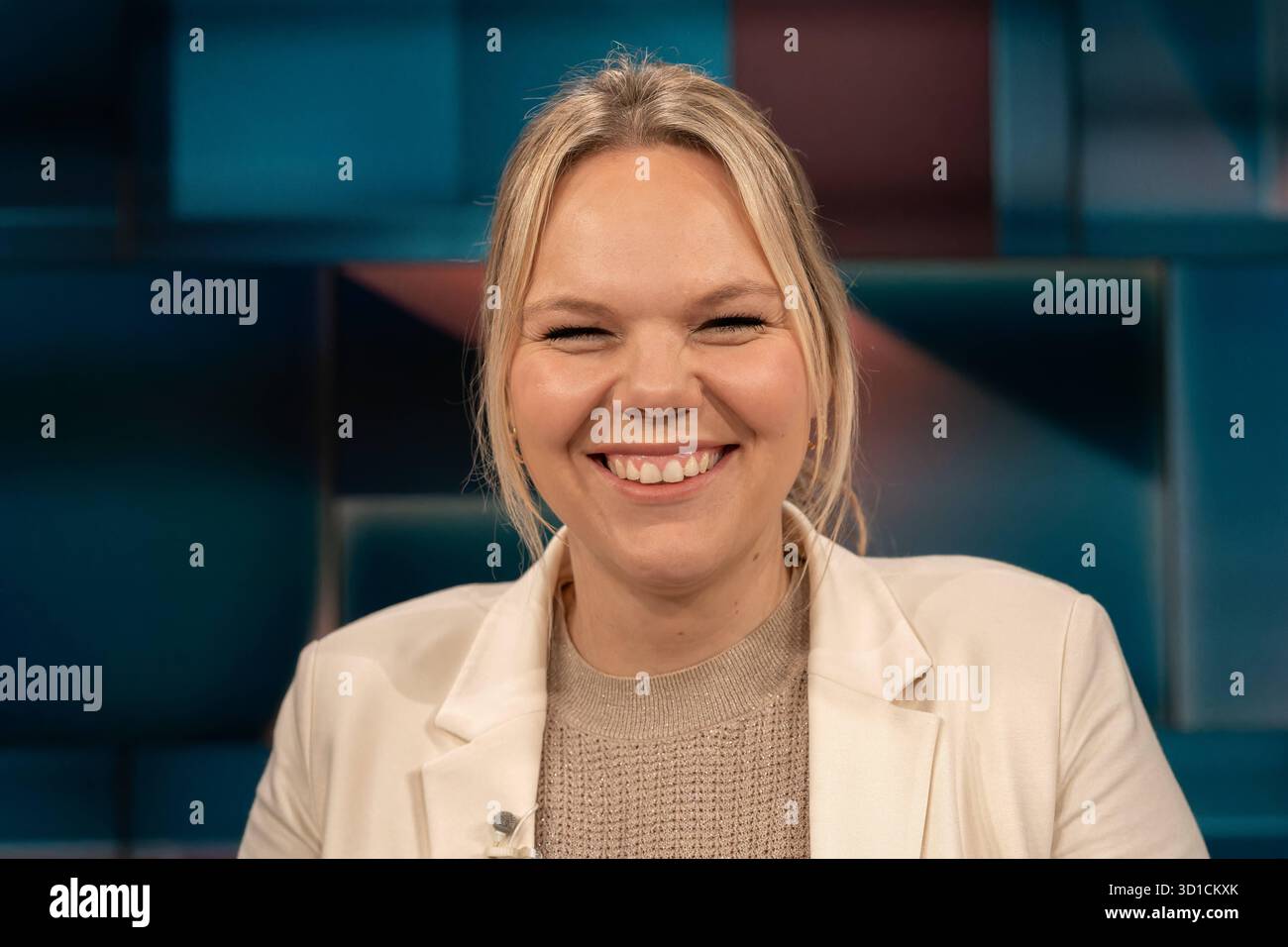 hart aber fair aus Köln am 27. Oktober 2025 Die Rente. IM Bild die Unternehmerin Clara Hunnenberg. SIE führt einen Handwerksbetrieb für Bodenbeläge. Die Rentenpläne der Bundesregierung stoßen auf den Widerstand der der Jungen Abgeordneten von CDU und CDU. Die Lasten zwischen Jung und alt seien zu Ungunsten der jüngeren Menschen ungerecht verteilt. Wie könnte diese Aufgabe gelöst werden Köln Nordrhein-Westfalen Deutschland *** foire hart aber de Cologne le 27 octobre 2025 pensions la photo montre l'entrepreneure Clara Hunnenberg elle dirige une entreprise de revêtement de sol les régimes de retraite du gouvernement allemand Banque D'Images