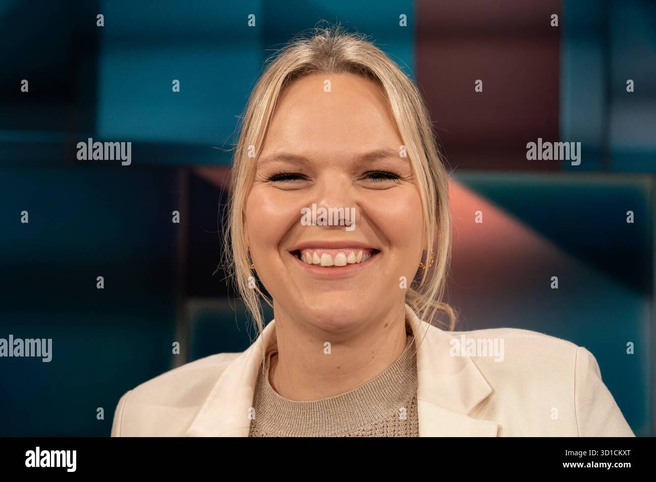 hart aber fair aus Köln am 27. Oktober 2025 Die Rente. IM Bild die Unternehmerin Clara Hunnenberg. SIE führt einen Handwerksbetrieb für Bodenbeläge. Die Rentenpläne der Bundesregierung stoßen auf den Widerstand der der Jungen Abgeordneten von CDU und CDU. Die Lasten zwischen Jung und alt seien zu Ungunsten der jüngeren Menschen ungerecht verteilt. Wie könnte diese Aufgabe gelöst werden Köln Nordrhein-Westfalen Deutschland *** foire hart aber de Cologne le 27 octobre 2025 pensions la photo montre l'entrepreneure Clara Hunnenberg elle dirige une entreprise de revêtement de sol les régimes de retraite du gouvernement allemand Banque D'Images