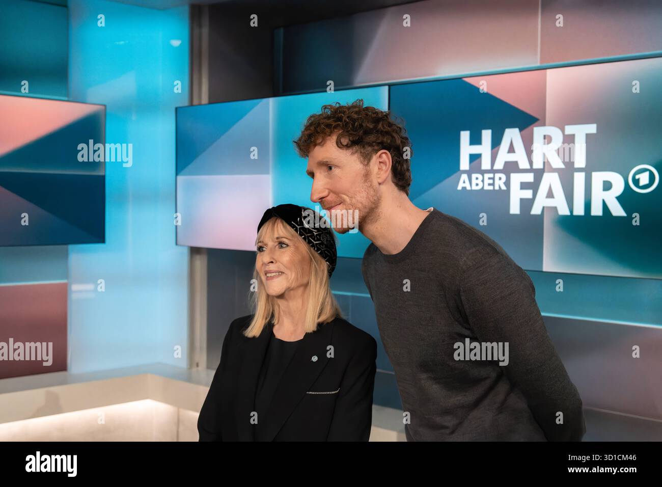 hart aber fair aus Köln am 27. Oktober 2025 Die Rente. IM Bild die Journalistin und langjährige Chefredakteurin von die Bunte, Patricia Riekel mit Gastgeber Louis Klamroth. Die Rentenpläne der Bundesregierung stoßen auf den Widerstand der der Jungen Abgeordneten von CDU und CDU. Die Lasten zwischen Jung und alt seien zu Ungunsten der jüngeren Menschen ungerecht verteilt. Wie könnte diese Aufgabe gelöst werden Köln Nordrhein-Westfalen Deutschland *** foire hart aber de Cologne le 27 octobre 2025 pensions sur la photo, journaliste et rédactrice en chef de longue date de Die Bunte, Patricia Riekel wi Banque D'Images