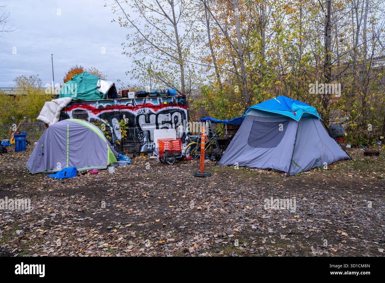 Montréal, Canada - 25 octobre 2025 : campement de sans-abri près du passage supérieur Van Horne Banque D'Images