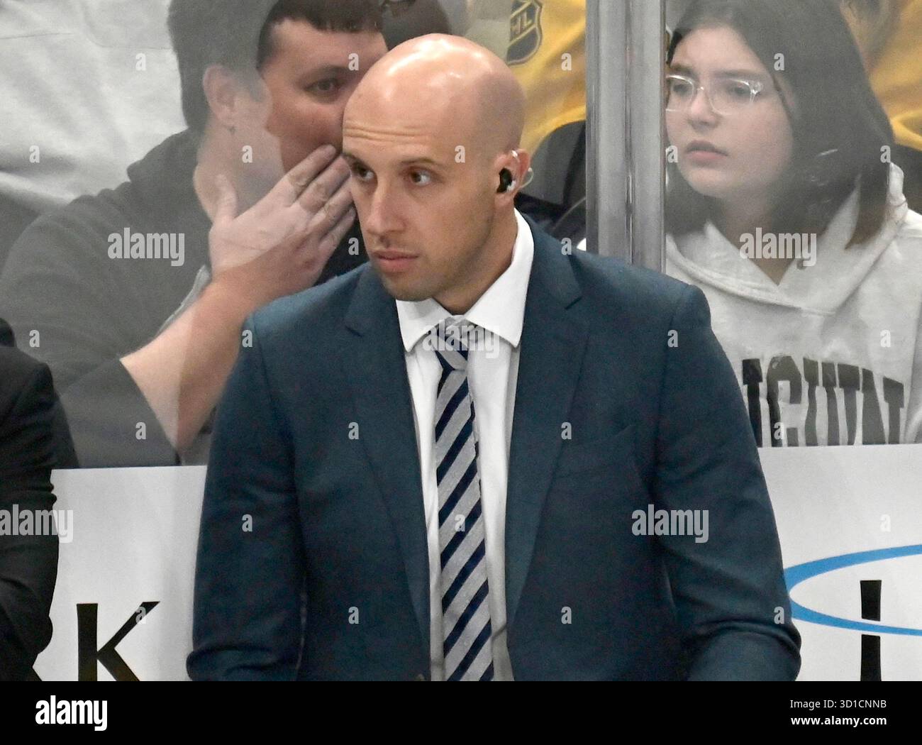 Pittsburgh, États-Unis. 27 octobre 2025. Dan Muse, entraîneur-chef des Penguins de Pittsburgh, assiste à l'action de première période contre les membres Louis Blues au PPG Paints Arena de Pittsburgh le lundi 27 octobre 2025. Photo par Archie Carpenter/UPI. Crédit : UPI/Alamy Live News Banque D'Images
