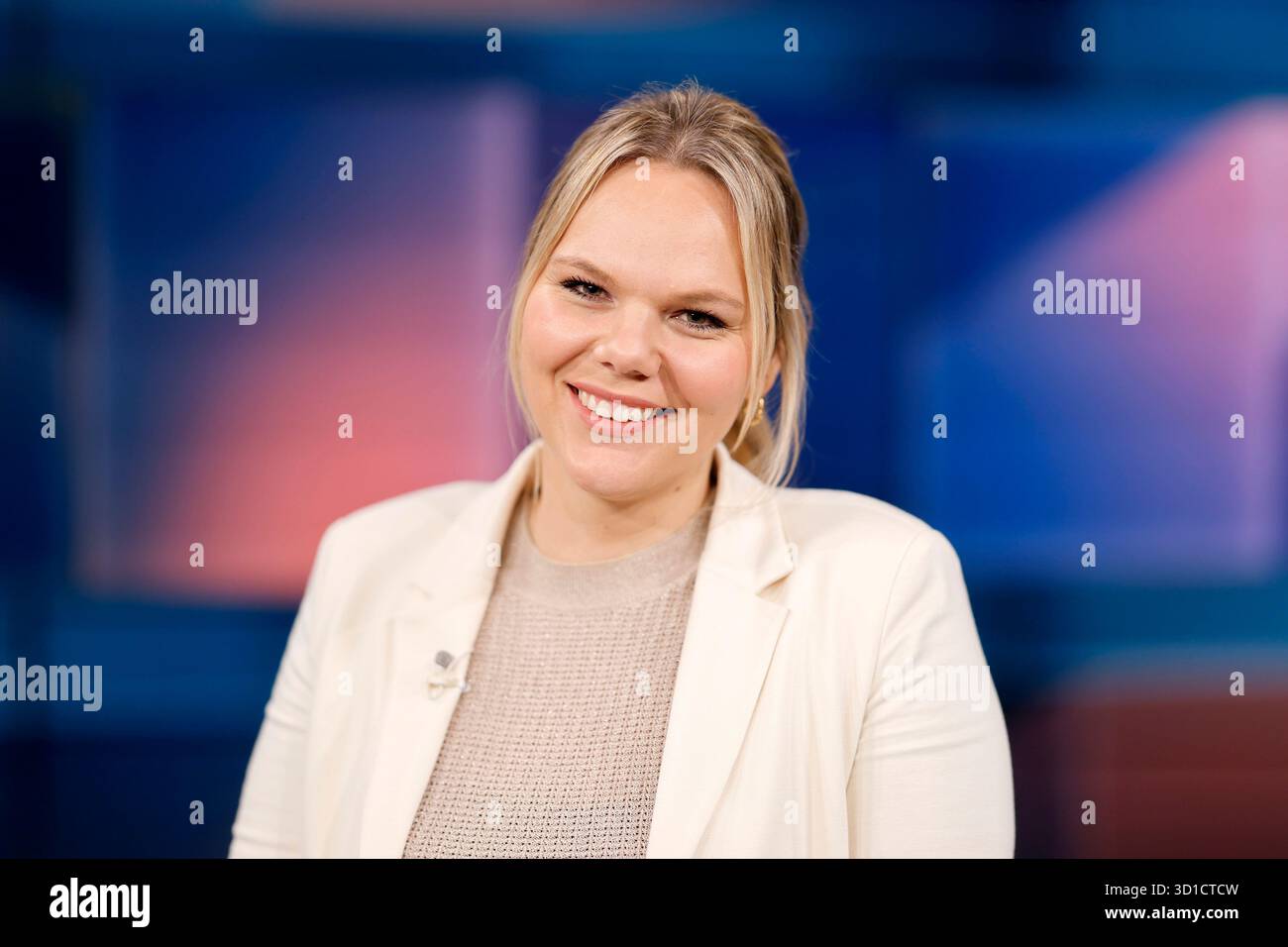 L'entrepreneure Clara Hunnenberg, chef d'une entreprise artisanale de revêtements de sol, dans le talk-show ARD 'hart aber Fair' aux studios WDR à Cologne. Cologne, 27 octobre 2025 Banque D'Images