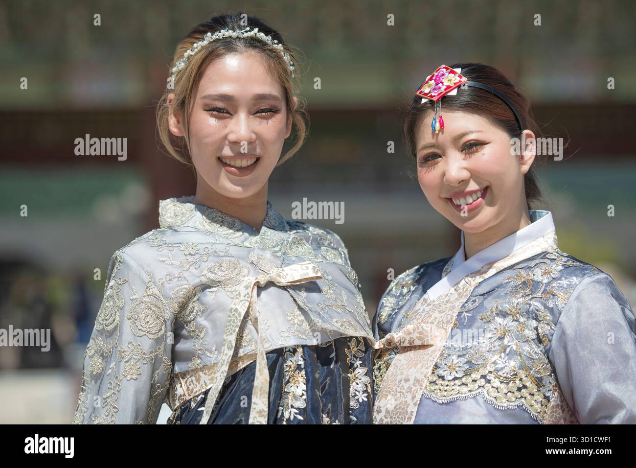 Filles portant un hanbok coréen traditionnel au palais de Gyeongbokgung, Séoul. Corée du Sud. Banque D'Images