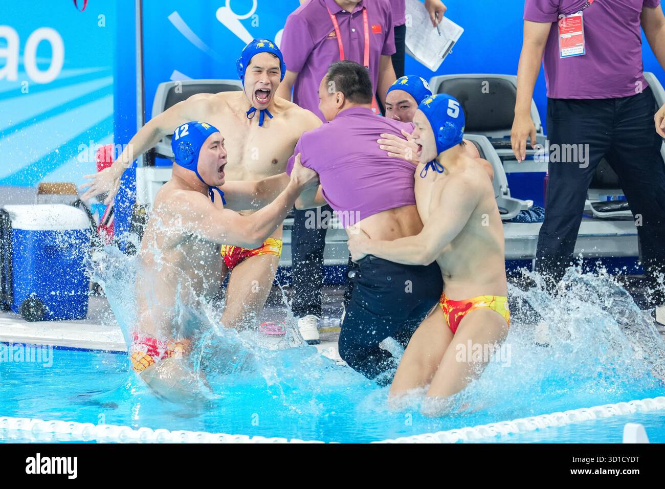 Pékin, province chinoise du Guangdong. 27 octobre 2025. Les joueurs et l'entraîneur de l'équipe de Guangdong célèbrent après avoir remporté le match pour la médaille d'or masculine de water-polo entre Guangdong et Shanghai aux 15e Jeux nationaux de Chine à Guangzhou, province du Guangdong du sud de la Chine, Oct. 27, 2025. Crédit : Chen Sihan/Xinhua/Alamy Live News Banque D'Images