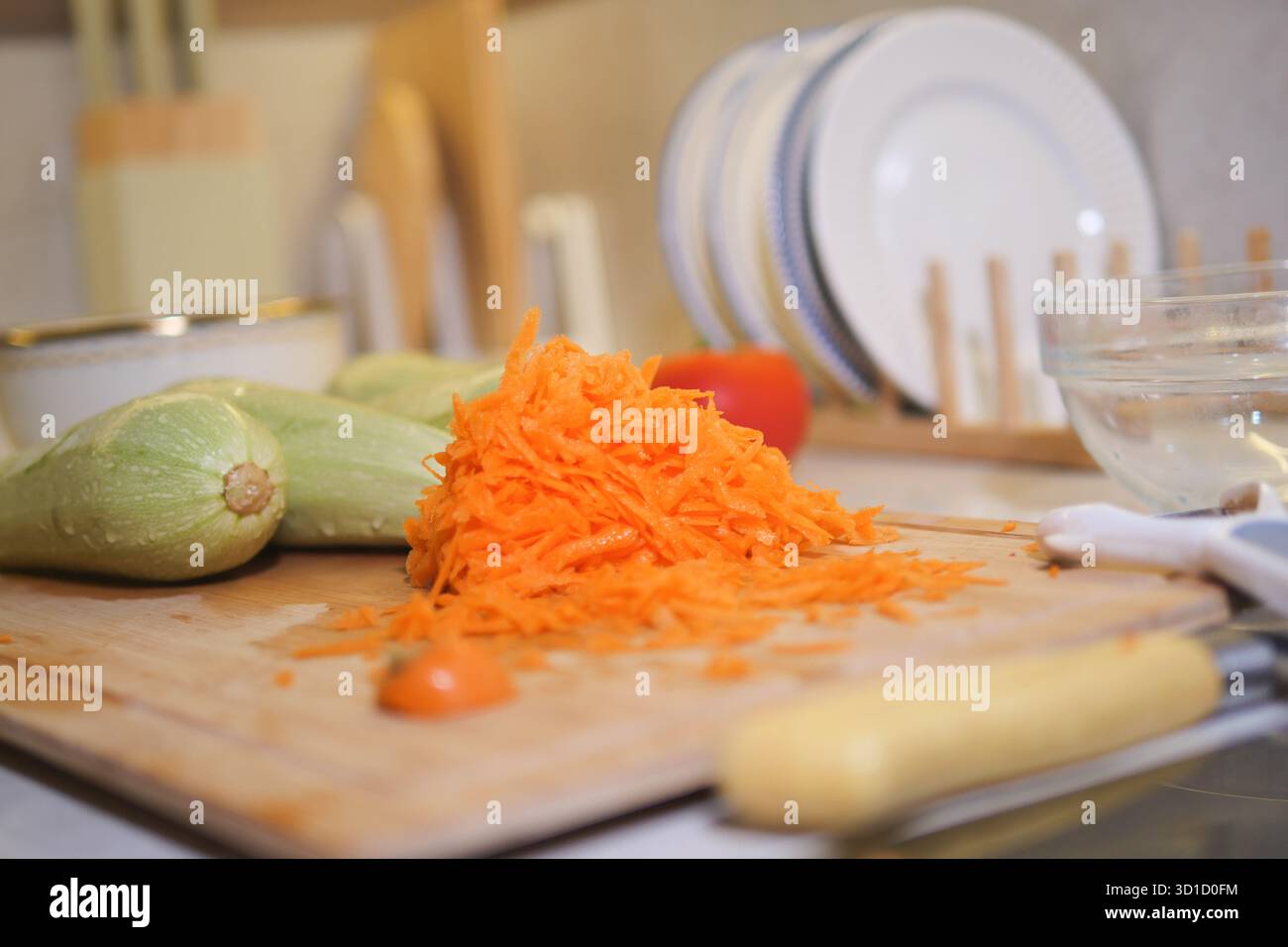 Légumes frais préparés pour un repas sain dans la cuisine Banque D'Images