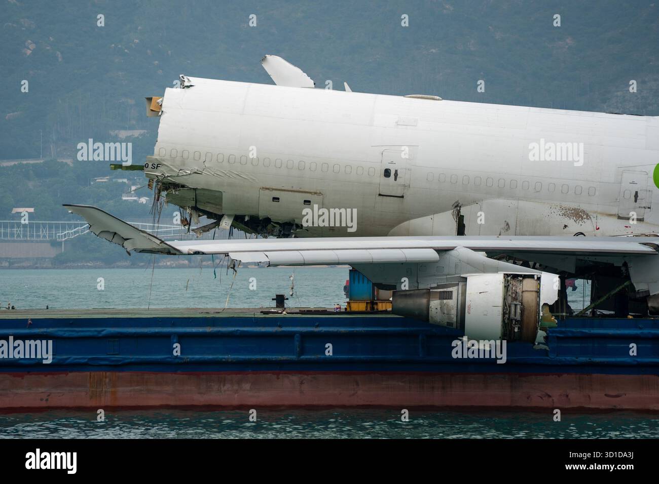 La section principale du fuselage d'un Boeing 747-400 D'ACT Airlines qui a dérapé de la piste en atterrissant à l'aéroport international de Hong Kong sur une barge à pont plat le 28 octobre 2025 à Hong Kong. Le Boeing 747 a dérapé de la piste alors qu'il atterrissait à l'aéroport international de Hong Kong, tuant deux personnes au sol dans un véhicule de garde de sécurité. (Photo de Vernon Yuen/Nexpher images) Banque D'Images