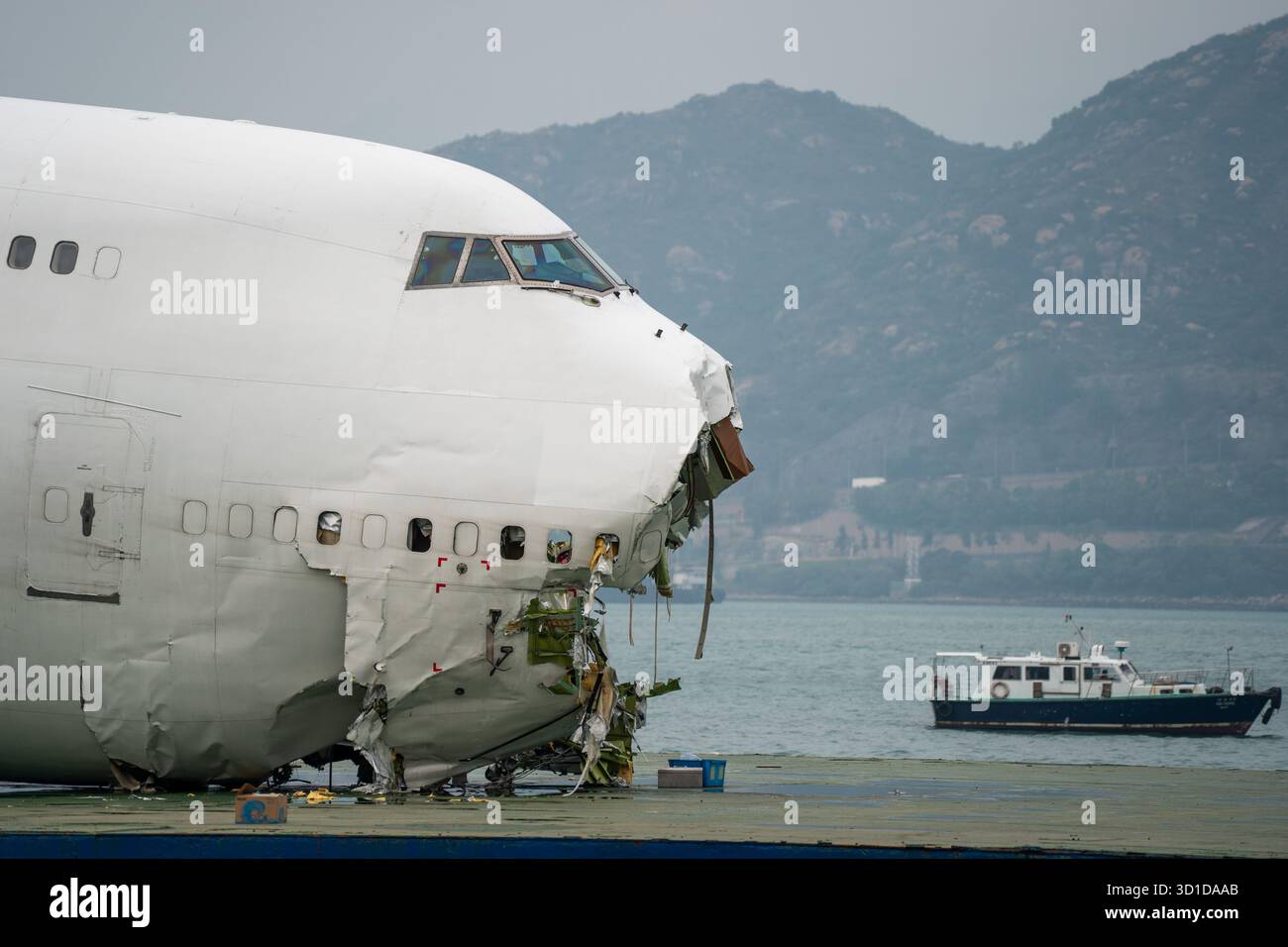 La section principale du fuselage d'un Boeing 747-400 D'ACT Airlines qui a dérapé de la piste en atterrissant à l'aéroport international de Hong Kong sur une barge à pont plat le 28 octobre 2025 à Hong Kong. Le Boeing 747 a dérapé de la piste alors qu'il atterrissait à l'aéroport international de Hong Kong, tuant deux personnes au sol dans un véhicule de garde de sécurité. (Photo de Vernon Yuen/Nexpher images) Banque D'Images