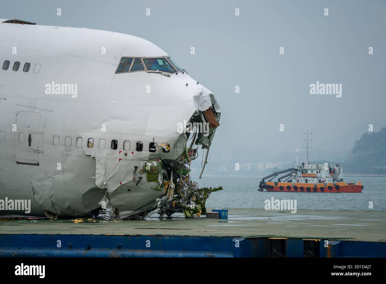 La section principale du fuselage d'un Boeing 747-400 D'ACT Airlines qui a dérapé de la piste en atterrissant à l'aéroport international de Hong Kong sur une barge à pont plat le 28 octobre 2025 à Hong Kong. Le Boeing 747 a dérapé de la piste alors qu'il atterrissait à l'aéroport international de Hong Kong, tuant deux personnes au sol dans un véhicule de garde de sécurité. (Photo de Vernon Yuen/Nexpher images) Banque D'Images