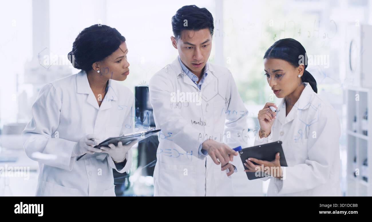 Personnes, scientifique et tablette avec équipe pour la recherche médicale, l'étude ou la découverte ensemble en laboratoire. Groupe, travailleurs de la santé ou employés avec Banque D'Images