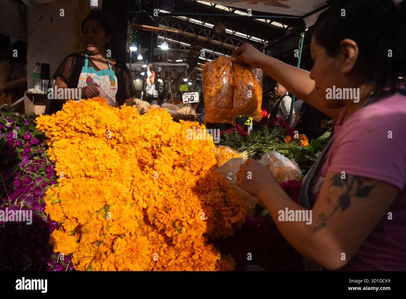 Vente de fleurs de Cempasuchil et de carton pour le jour des morts vendeurs au marché de la Jamaïque offrent des fleurs de Cempasuchil pour décorer des offrandes pour les célébrations du jour des morts. Le 26 octobre 2025 à Mexico, Mexique. Mexico CDMX Mexique Copyright : xMarcoxGonzalezx Banque D'Images