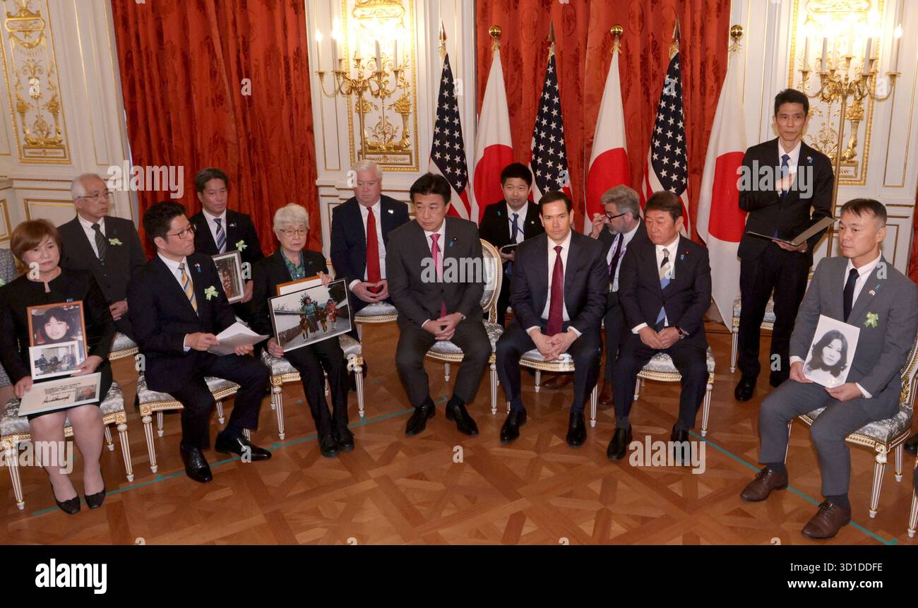 U.S. Secretary of State Marco Rubio (front, third from right) attends a meeting with the North Korea abduction victims' families at the State Guest House in Tokyo, Japan, on October 28. ( The Yomiuri Shimbun via AP Images ) Banque D'Images