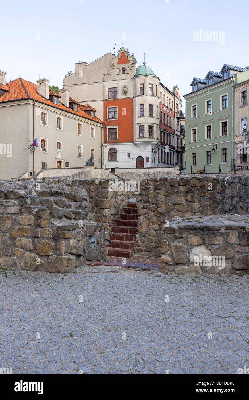 Lublin, Pologne - 23 mai 2022 : vestiges de l'église médiévale Saint-Michel de l'Archange sur la place de la paroisse ancienne Banque D'Images