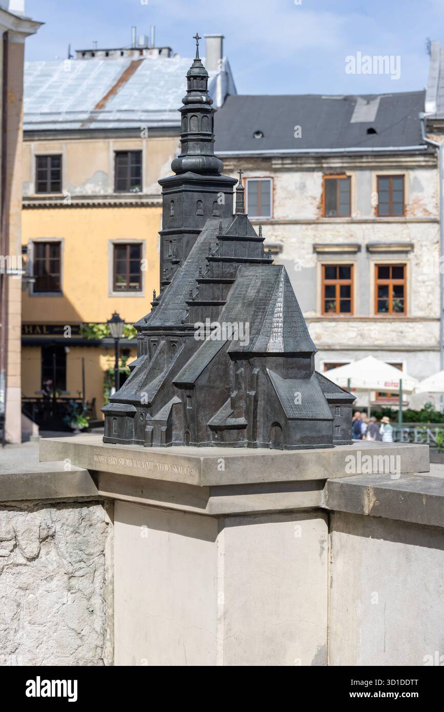 Lublin, Pologne - 23 mai 2022 : réplique de l'ancienne église paroissiale médiévale St Michel l'Archange sur la place de la vieille paroisse (Plac po Farze). C'est en plein air Banque D'Images