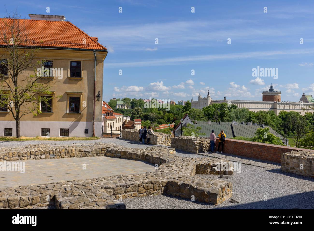 Lublin, Pologne - 23 mai 2022 : vestiges de l'église médiévale Saint-Michel de l'Archange sur la place de la paroisse ancienne. En arrière-plan du château de Lublin Banque D'Images