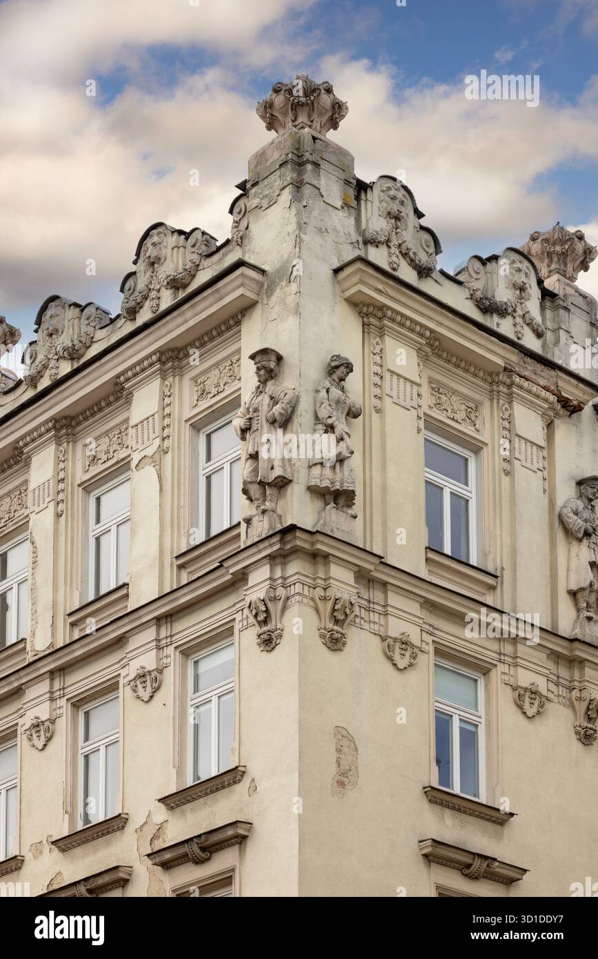 Lublin, Pologne - 24 mai 2022 : façade décorative de la maison d'habitation du 20ème siècle sur la rue Krakowskie Przedmiescie, figures de fille et de garçon Banque D'Images