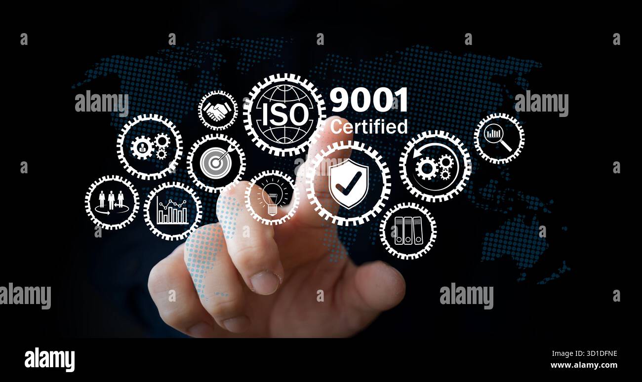 Concept de certification ISO 9001 montrant une interface virtuelle tactile avec des icônes d'engrenage représentant la gestion de la qualité, le contrôle des processus d'affaires, cust Banque D'Images