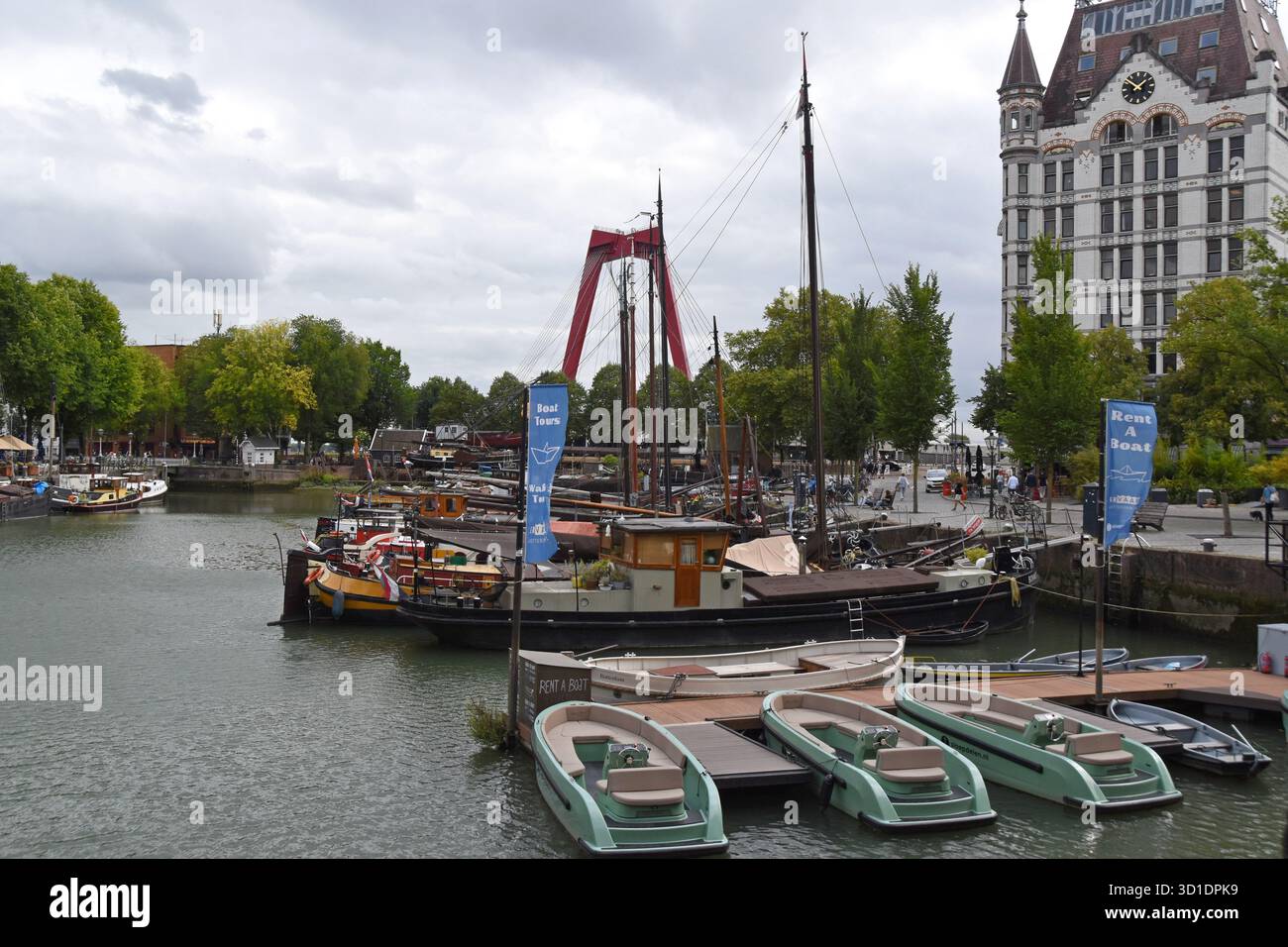 Barges et bateaux historiques dans le port, Rotterdam, pays-Bas, août 2025 Banque D'Images