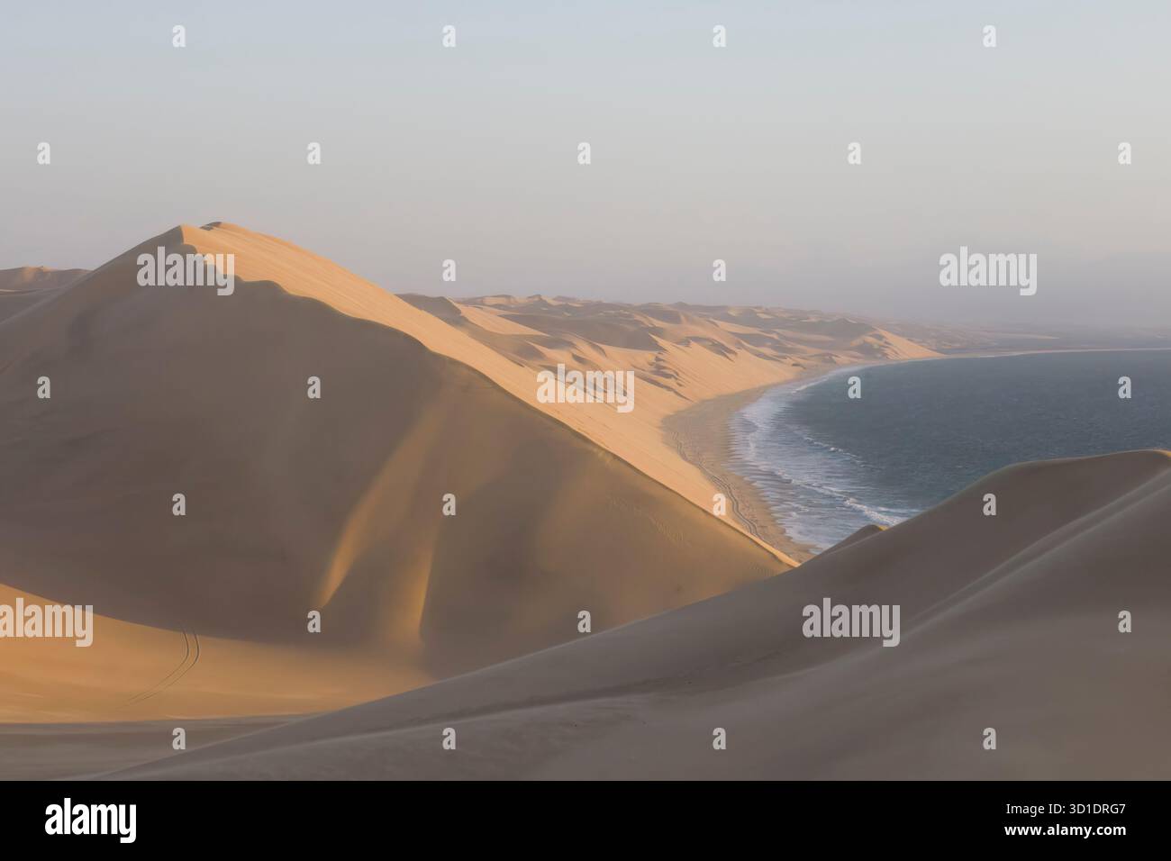 Dunes de sable à Sandwich Harbour près de Walvis Bay Namibie Banque D'Images