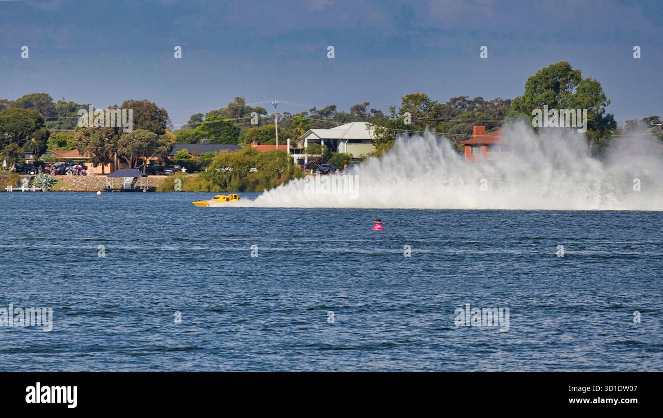 Le bateau hydroplane jaune 3A traîne à Yarrawonga E C Griffith Cup Banque D'Images
