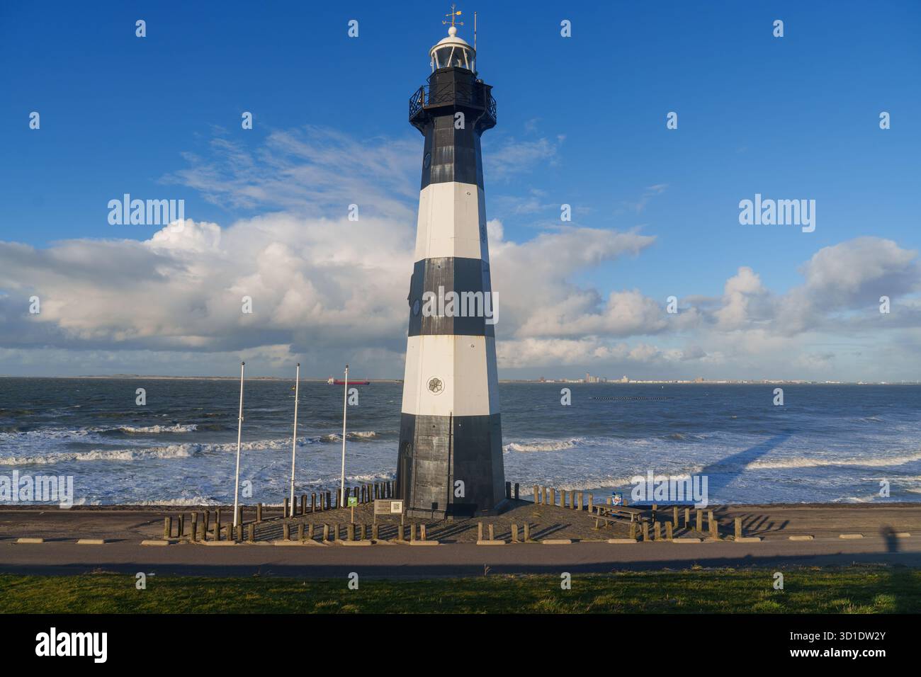 Phare à rayures noires et blanches debout contre la vaste toile de fond de la mer du Nord Banque D'Images