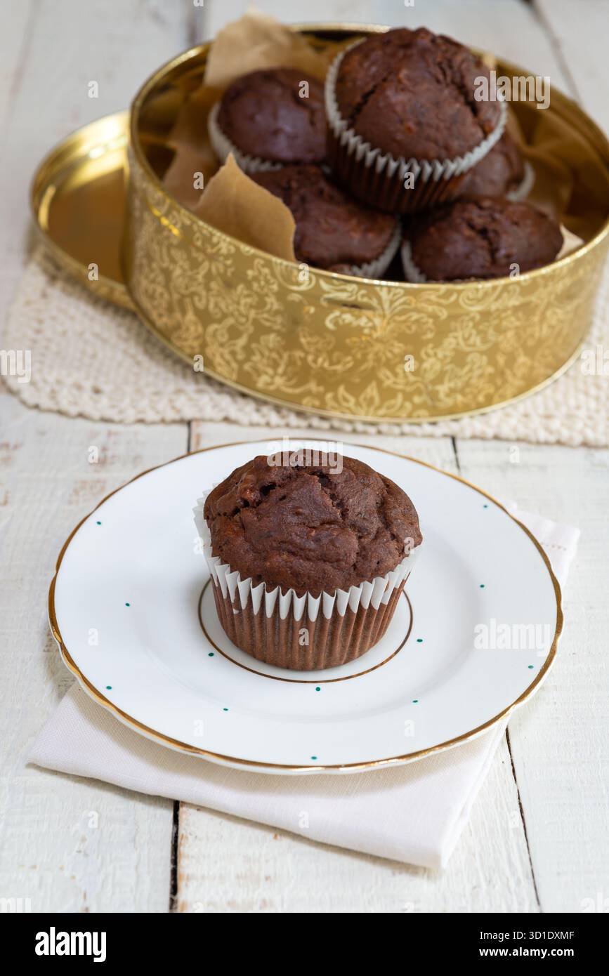 Muffins au chocolat et à la banane sans gluten à faible teneur en FODMAP. Banque D'Images