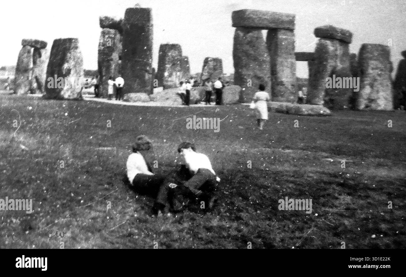 Circa 1965 – Un cliché de vacances pris à une époque où les visiteurs avaient un accès totalement libre à Stonehenge. – Photo, Colin Waters, Collection Colin Waters Banque D'Images