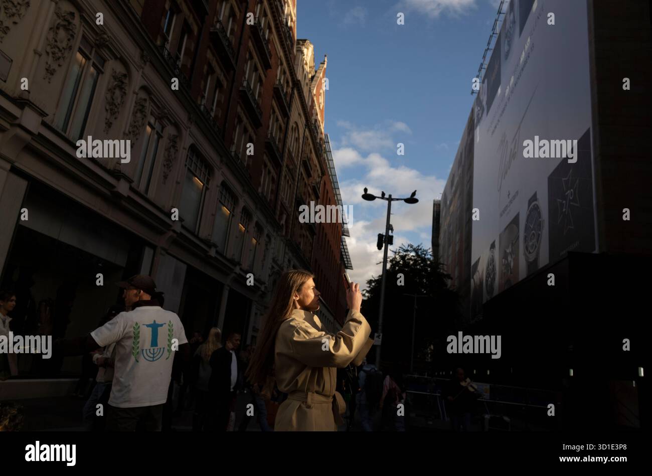 Vie quotidienne le long de Brompton Road à l'extérieur de Harrods, le grand magasin de luxe de Londres, une attraction touristique majeure, Knightsbridge, centre de Londres, Angleterre Banque D'Images