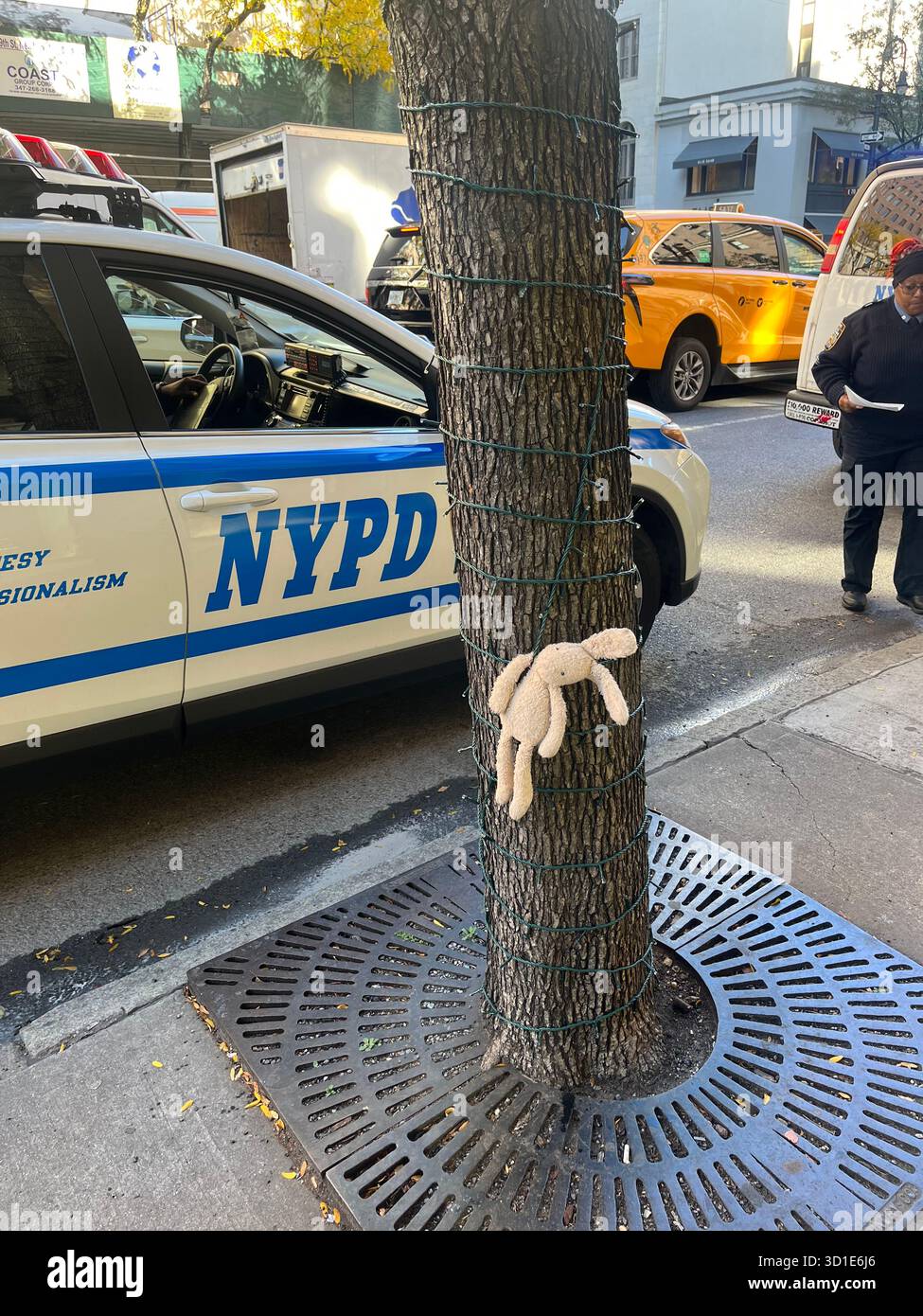 Lapin de jouet d'enfant perdu attaché à un arbre sauvé par NYPD sur Third Avenue, Mid Town Manhattan, New York USA Banque D'Images