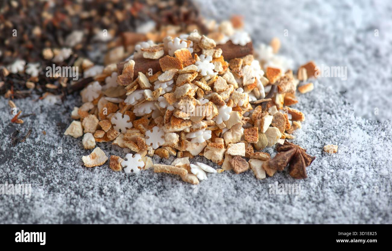 tas d'ingrédients sucrés et d'épices pour la préparation de boissons chaudes d'hiver sur fond enneigé Banque D'Images