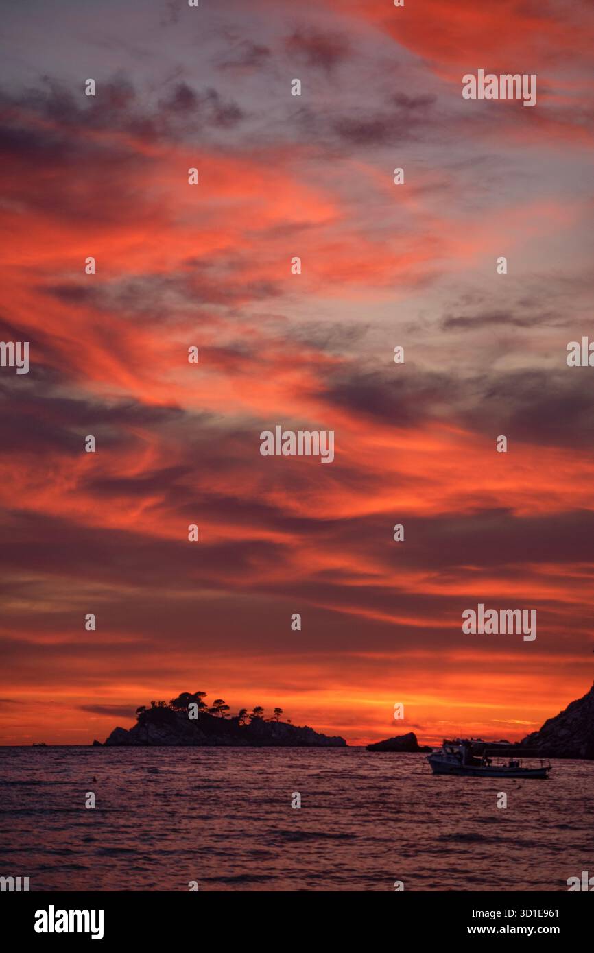 Monténégro : coucher de soleil ardent sur la plage de Buljarica, l'une des plus grandes plages de la côte, près de Petrovac en direction de la municipalité de Bar Budva) Banque D'Images