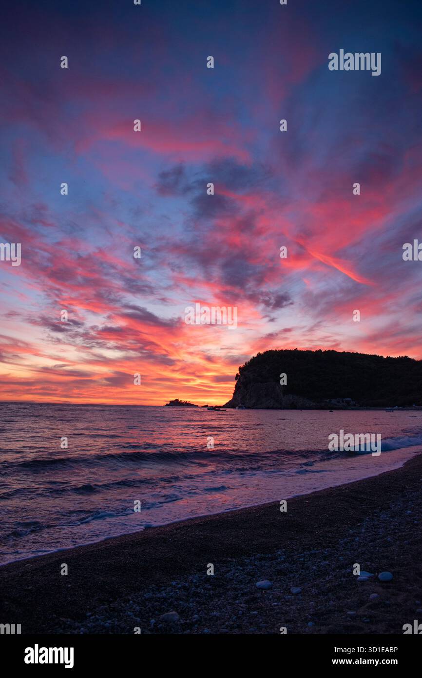 Monténégro : coucher de soleil ardent sur la plage de Buljarica, l'une des plus grandes plages de la côte, près de Petrovac en direction de la municipalité de Bar Budva) Banque D'Images