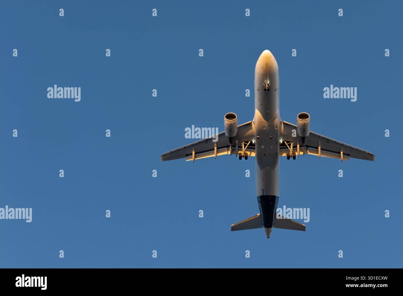Rhodes Grèce. Un Airbus A320 de Lufthansa photographié de dessous alors qu'il arrive pour atterrir à l'aéroport de Rhodes. Le train d'atterrissage est abaissé pour l'atterrissage Banque D'Images