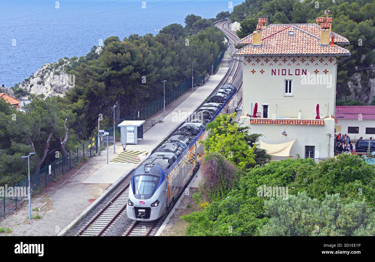 Le train côtier part de Marseille le long de la Côte bleue, France, Provence, Bouches du Rhône, Niolon Banque D'Images