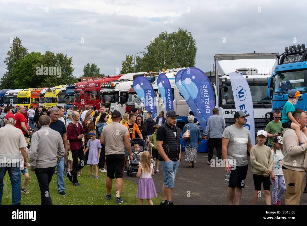 Engure, Lettonie - 07.12.2025 : foule de gens dans les camions se rencontrent Banque D'Images