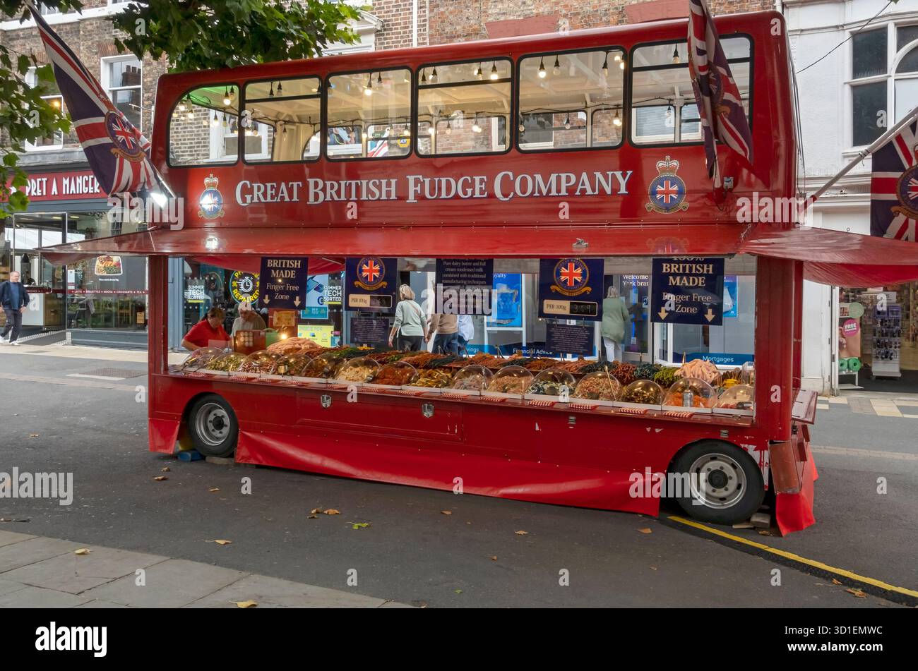 Great British Fudge Company Red bus Stall vendant des bonbons dans le centre-ville York North Yorkshire Angleterre Royaume-Uni GB Grande-Bretagne Banque D'Images