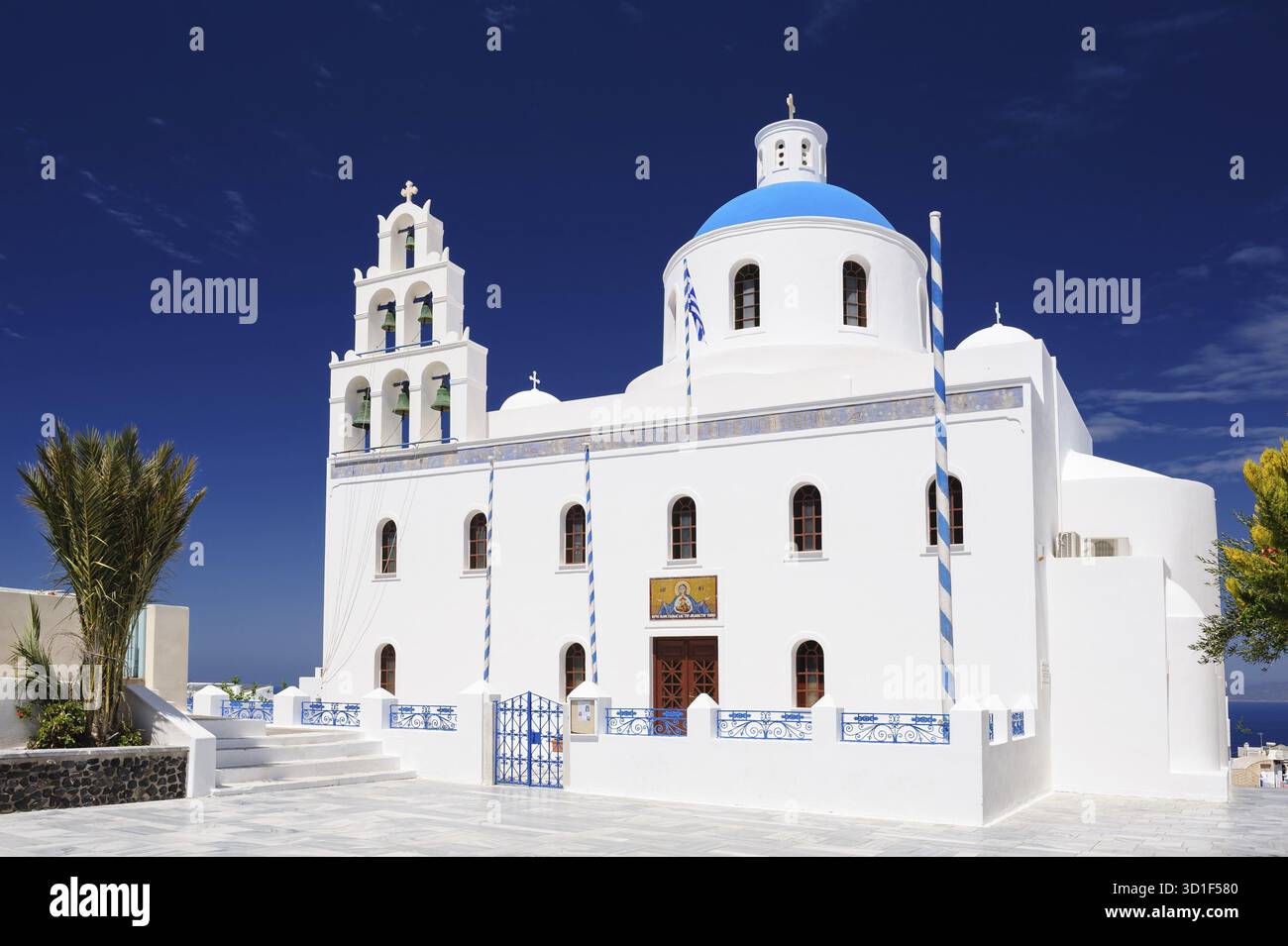 Oia, île de Santorin, Cyclades, Grèce - 23 avril 2016 : vue sur l'église orthodoxe de Panagia avec clocher sur la place centrale. Oia est une petite ville an Banque D'Images