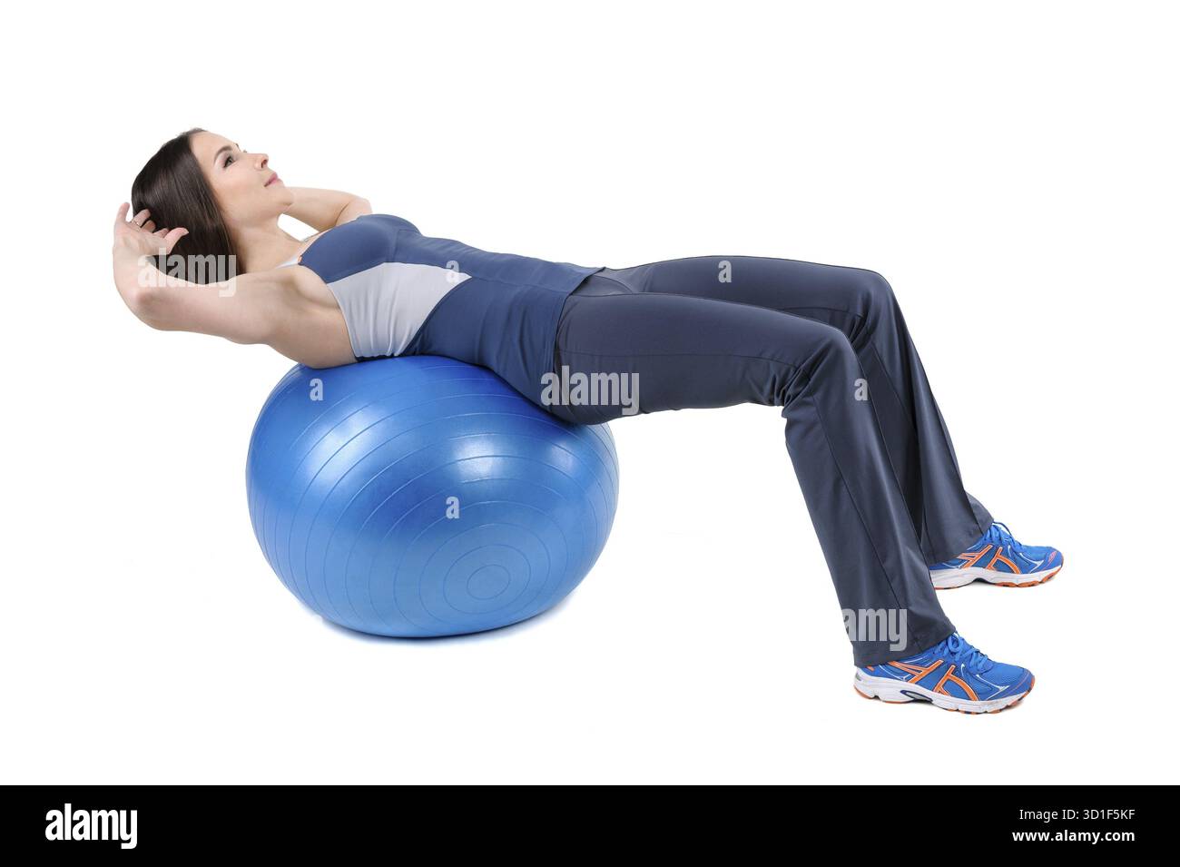 Jeune femme montre la position de départ de fitball abdominal Workout, isolé sur blanc Banque D'Images