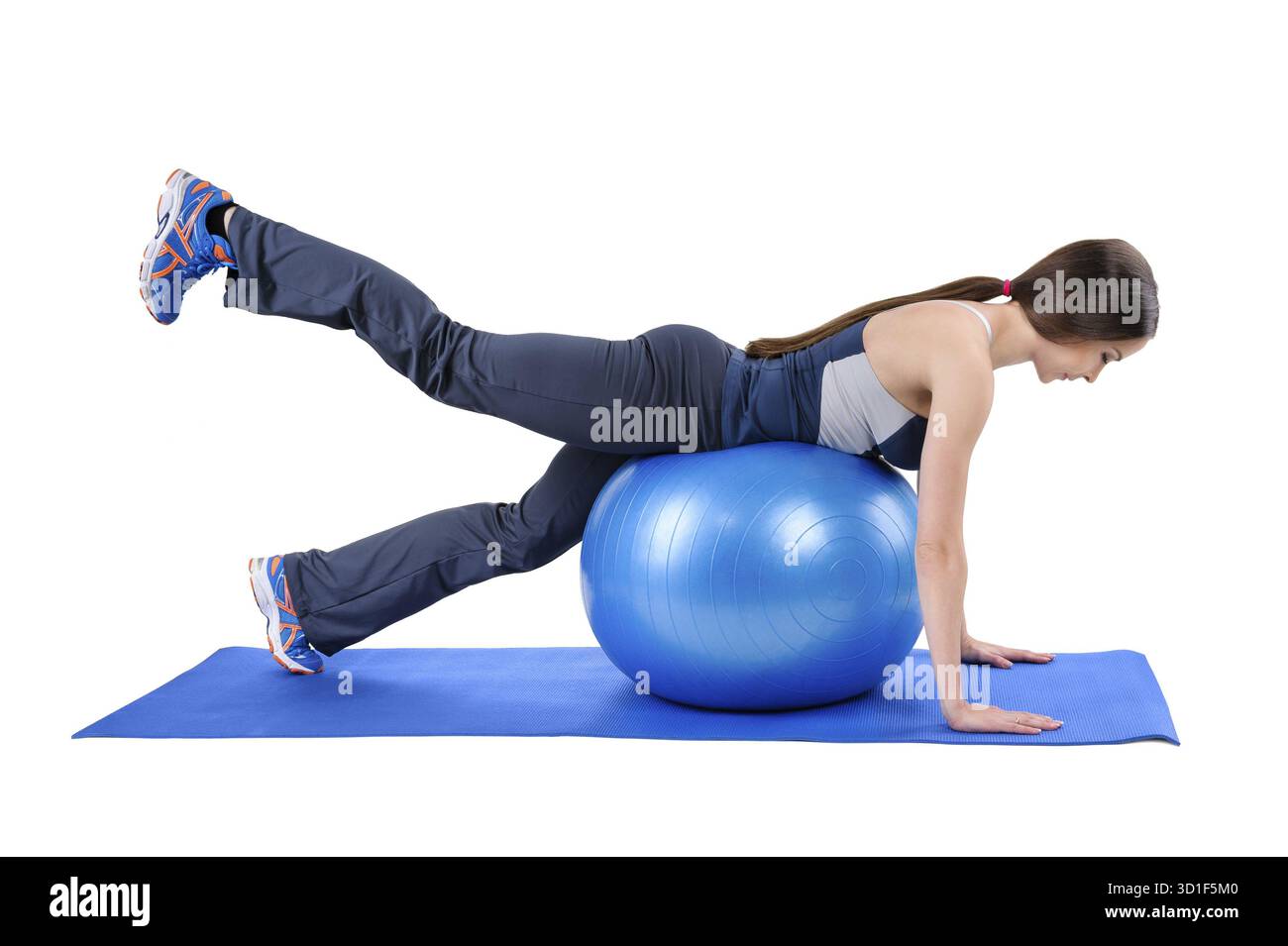 Jeune femme montre la position de départ de Fitness Stability Ball Glute Kickback Workout, isolé sur blanc Banque D'Images
