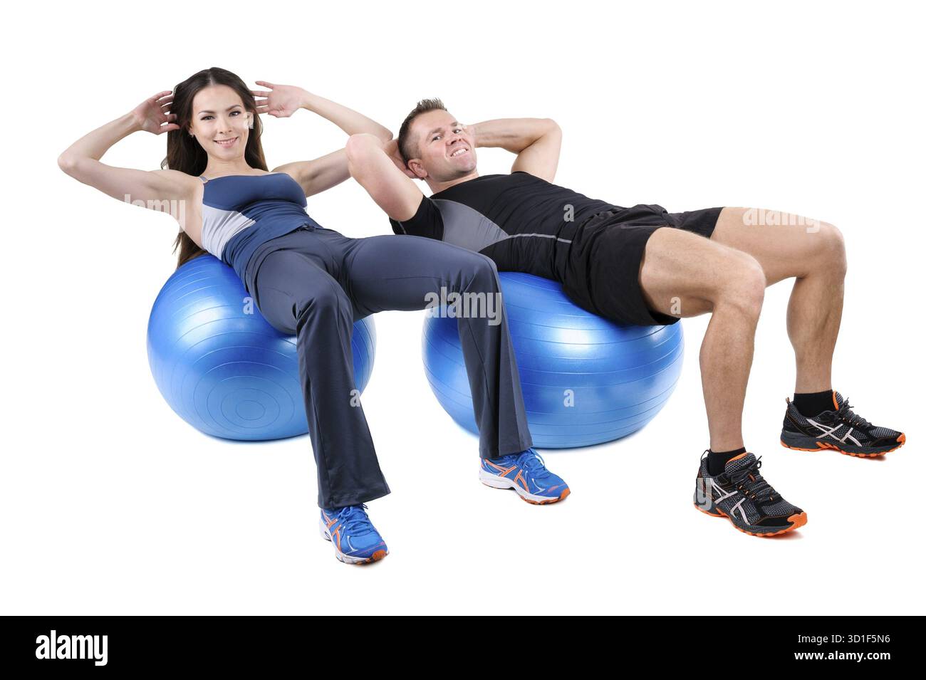 Jeune couple montre la position de départ de fitball abdominal Workout, isolé sur blanc Banque D'Images