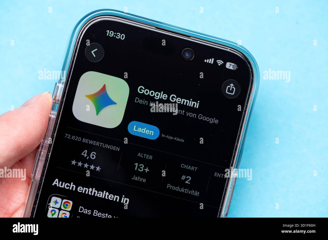 Utilisateur tenant smartphone montrant la page de téléchargement de Google Gemini App. Banque D'Images