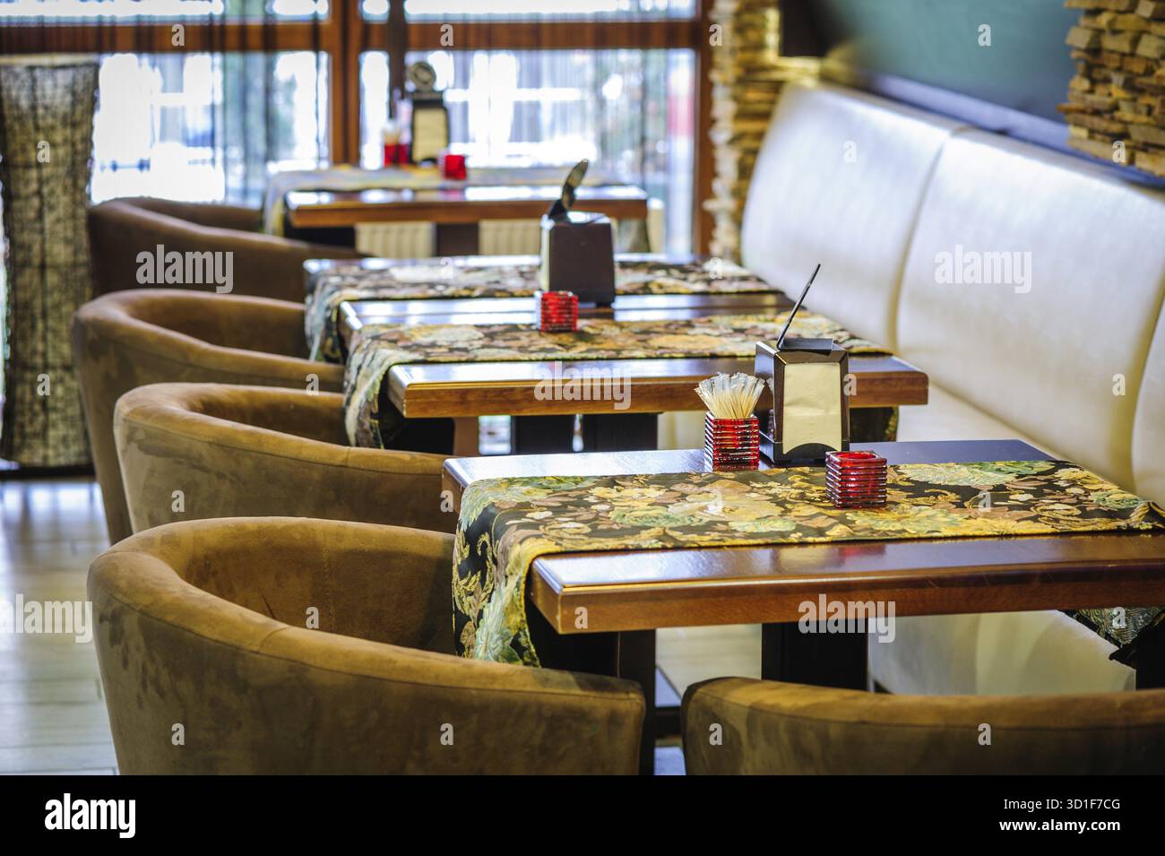 Intérieur moderne du restaurant avec tables et canapés Banque D'Images