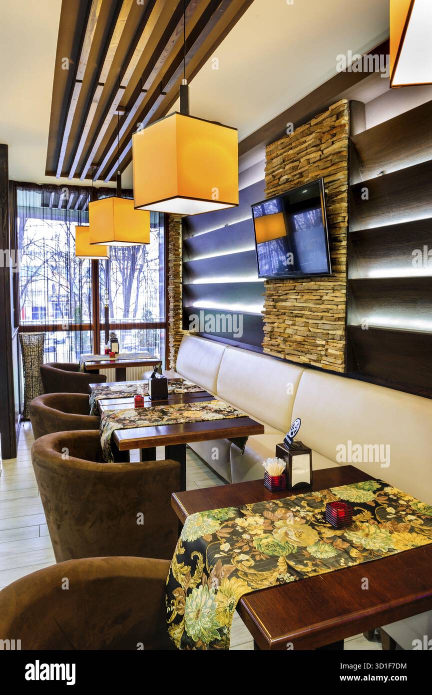 Intérieur moderne du restaurant avec tables et canapés Banque D'Images