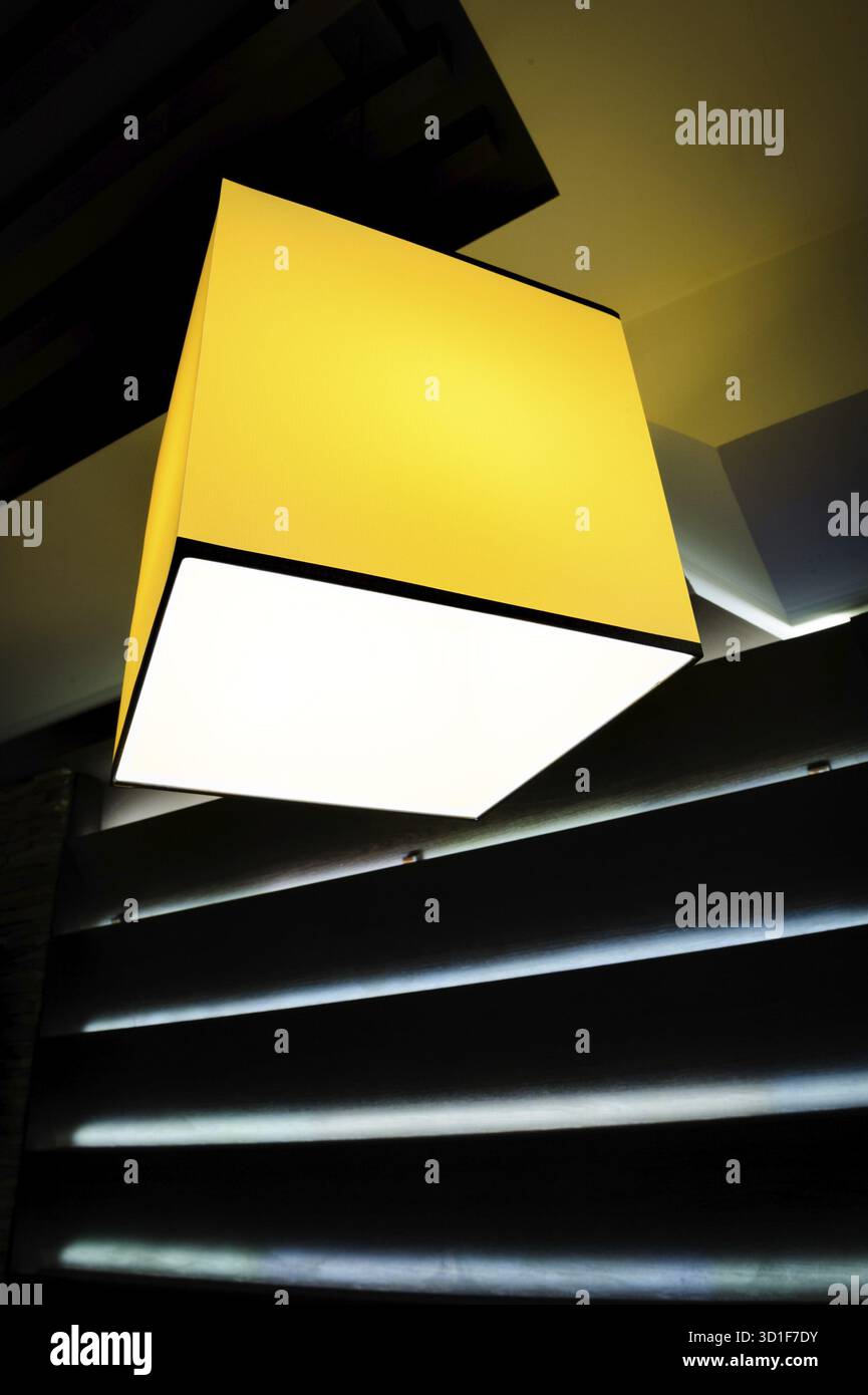 Intérieur moderne du restaurant avec lampes carrées jaunes Banque D'Images