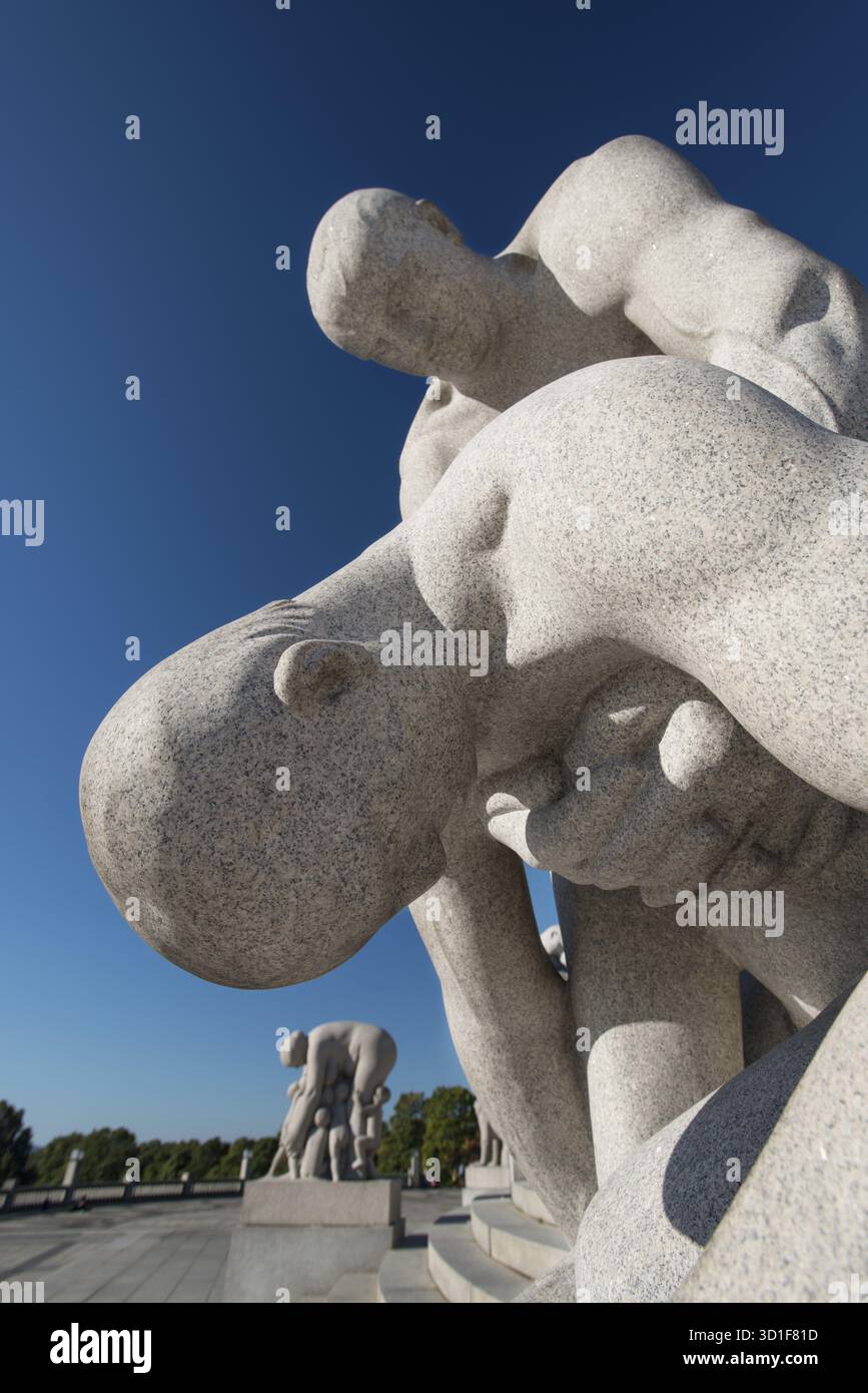 OSLO - 7 SEPTEMBRE : statues dans le parc Vigeland à Oslo, Norvège, le 7 septembre 2012. Le parc couvre 80 acres et dispose de 212 sculptures en bronze et granit Banque D'Images