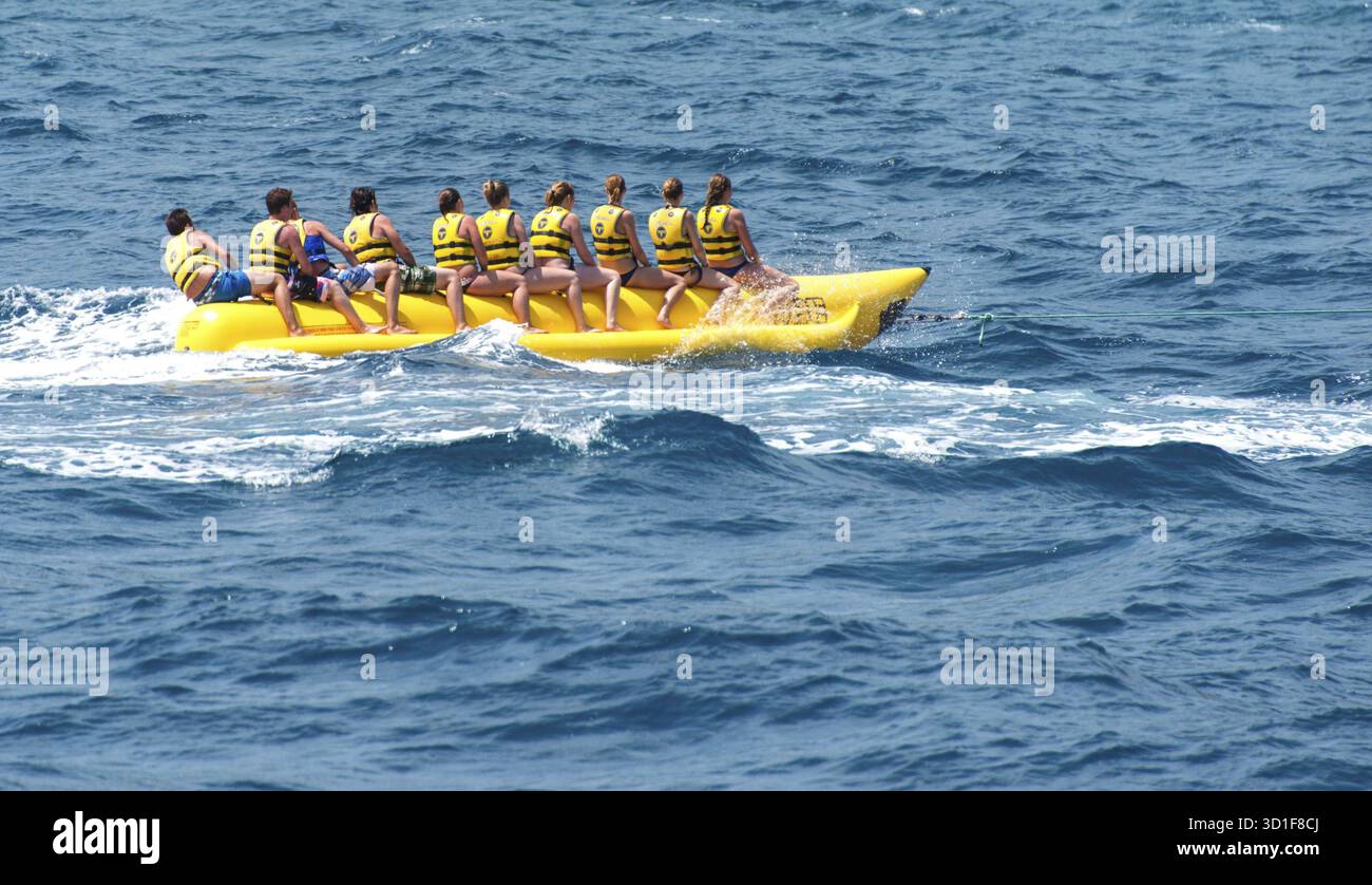 Bateau banane en mer. Groupe de personnes chevauchant le bateau banane Banque D'Images